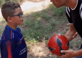 Filho do vizinho chuta bola no meu portão,eu descobri que próprio pai dele quem incentiva,nunca imaginei isso parte 2