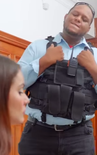 Jefa pone prueba seguridad de discoteca parte 2