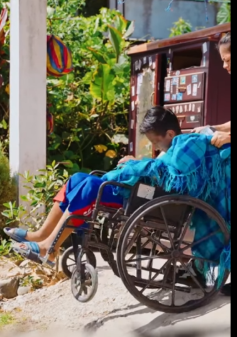 Increíble como esta madre trata su hijo por ser diferente parte 2
