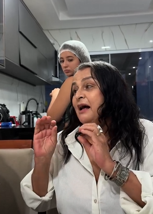 A garota colocou um líquido estranho na comida e foi descoberta parte 2