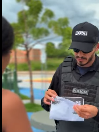 Menina esconde menino da polícia parte 2