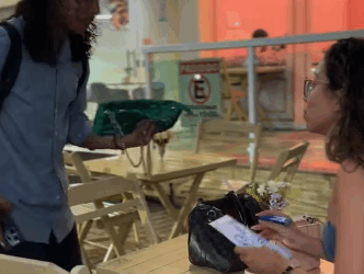 Ela pensou que eles na tinham valor os doou, mas quando viu seu verdadeiro valor, ele fez isso parte 2