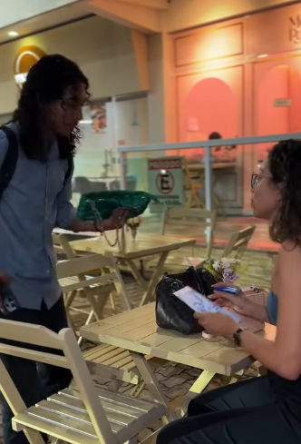 Ela pensou que eles na tinham valor os doou, mas quando viu seu verdadeiro valor, ele fez isso parte 2