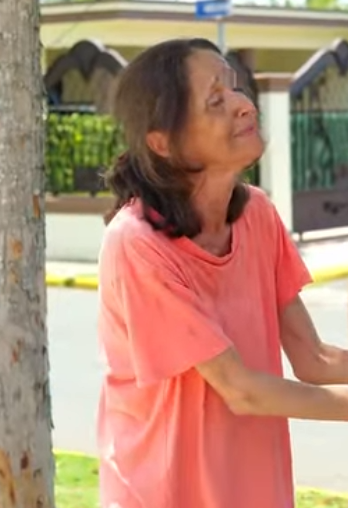 Millonario descubre que esta anciana de la calle es su madre así reacciono parte 2