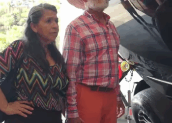 Abuelitos van comprar dos helicopteros, todos se rien luego pasa esto parte 2