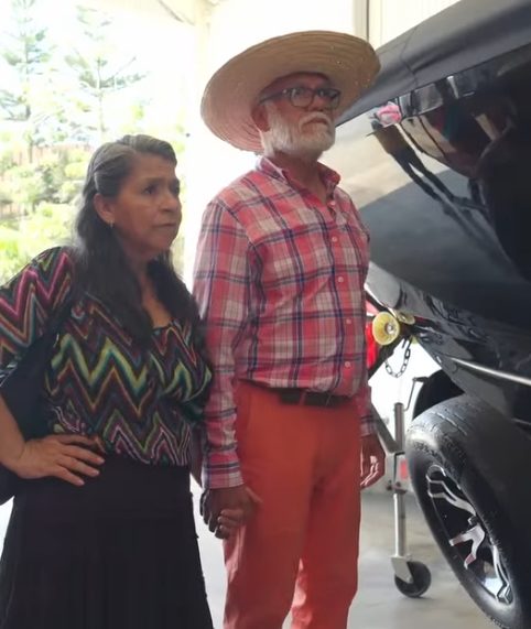 Abuelitos van comprar dos helicopteros, todos se rien luego pasa esto parte 2