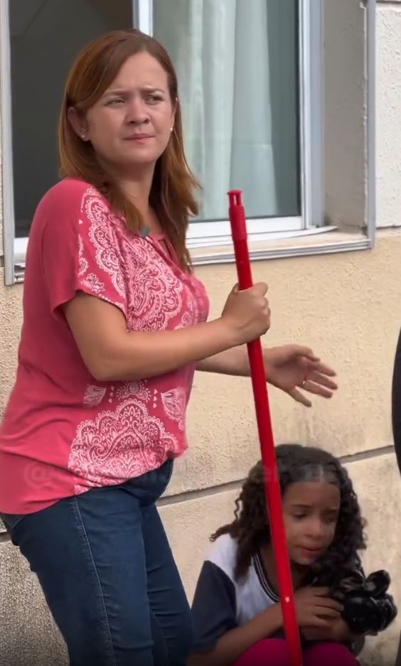 Criança inteligente se escondeu dentro do saco de lixo para se salvar parte 2