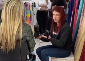 Ela tratava seus clientes dessa maneira no seu trabalho parte 2