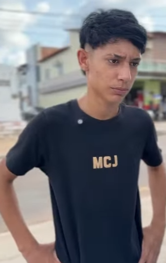 A menina fez sinal para a mulher pedindo ajuda parte 2