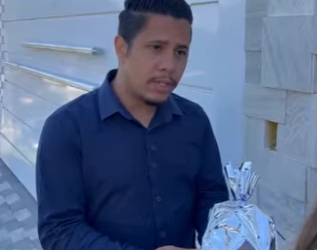 Filho leva um presentinho para mãe no dia das mães, ela despreza parte 2