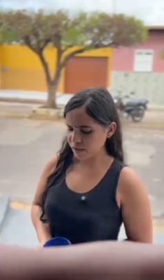 Mulher de cadeira de r0das pede ajuda vizinha parte 2