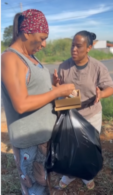 Catadora de material reciclável encontrou uma caixa valiosa veja oque fez parte 2