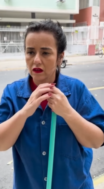 Filha ignorou propria Mãe por ela ser gari parte 2