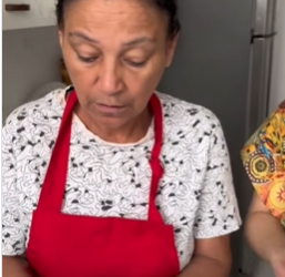 Empregada estava pegando os panos de pratos da patroa vendendo part2