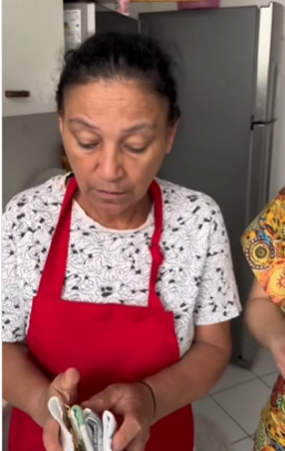 Empregada estava pegando os panos de pratos da patroa vendendo part2