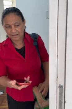 Mãe descobre sua filha alugando sua casa sem permissão faz isso parte 2