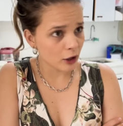 L2415007 Mãe mostra pra filha valor de reais parte 2