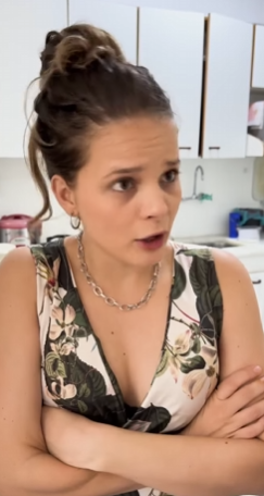 L2415007 Mãe mostra pra filha valor de reais parte 2