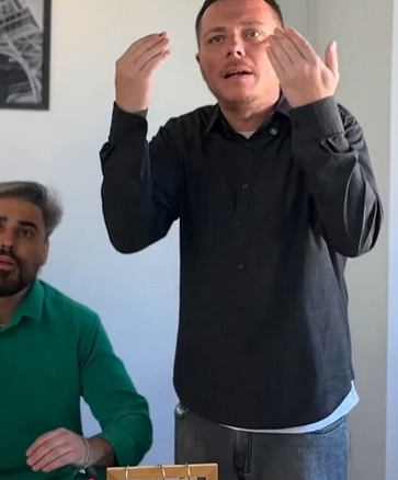 L2604006 Ele estava prestes assinar um contrato, mas opto part2